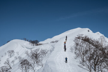 雪山の登山風景