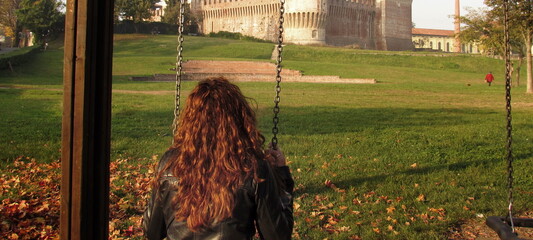 Donna riccia e bella in uno stato di relax sull'altalena © Alfons Photographer