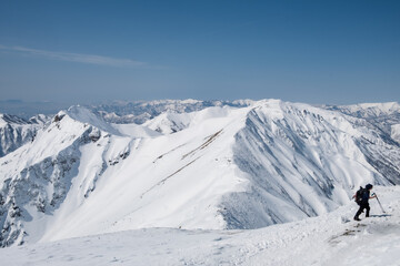 雪山の登山風景