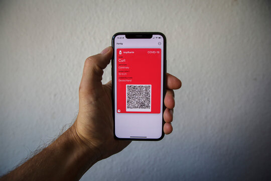 2022-03-24 -  Erfurt, Germany: Covid-19 Impfkarte auf einem iPhone mit iOS 15.4 