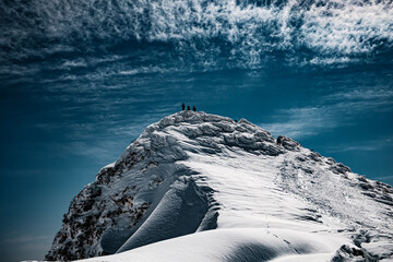 雪山の登山風景 © Casey