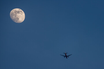 Mond und Flugzeug