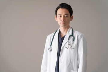白衣を着た日本人男性