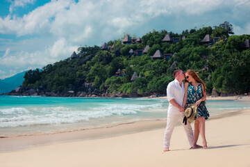 Fototapeta na wymiar Romantic couple on the paradise tropical beaches of Seychelles