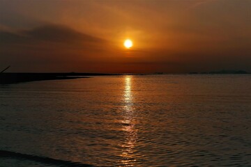 太陽が沈む静かな海
