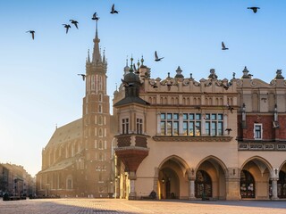 Rynek Główny i Kościół Mariacki w Krakowie o poranku © Michal45