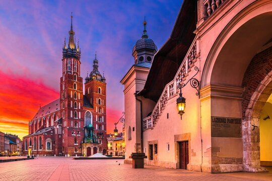 Rynek Gł&oacute;wny i Kości&oacute;ł Mariacki w Krakowie o poranku