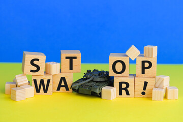 STOP WARの文字と戦車の模型
