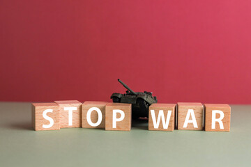 STOPWARの文字と戦車の模型