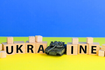 ウクライナの文字ブロックと戦車の模型