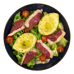 Salade composée - Salade, avocat, magret de canard, tomates cerises, baies - Fond blanc