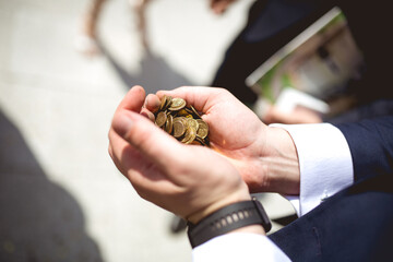 pieniądze pod kościołem, państwo młodzi obrzucani ryżem i pieniędzmi