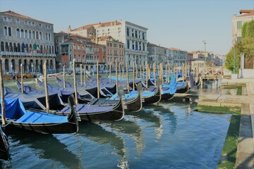 Gondola tipica imbarcazione di venezia