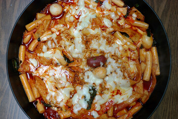 Tteokbokki is a food stir-fried with seasoning such as rice cake, fish cake, vegetables, and red pepper paste, and is Korea's representative food.