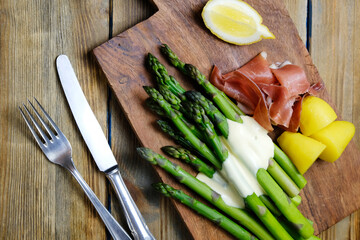 Green asparagus with Parma ham with sauce hollandaise