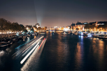 Fototapeta na wymiar night view of the city of paris on the seine