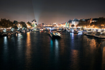 Fototapeta na wymiar night view of the city of paris on the seine