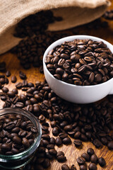 コーヒーカップと焙煎後のコーヒー豆