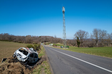 voiture incendiée dans un fossé suite a une sortie de route