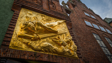 Lichtbringer, der Erzengel Michael  als goldenes Relief über dem Eingang der Böttcherstrasse in...