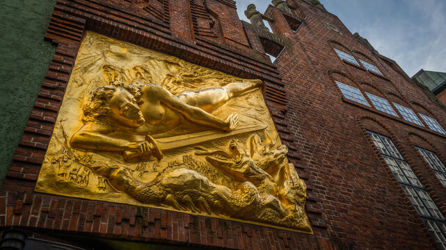 Lichtbringer, der Erzengel Michael  als goldenes Relief &uuml;ber dem Eingang der B&ouml;ttcherstrasse in Bremen