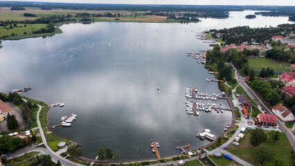 Miasto Ryn i jezioro Ryńskie, Mazury widok z lotu ptaka, żeglarstwo