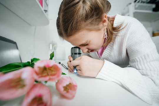 girl teenager uses electron microscope training