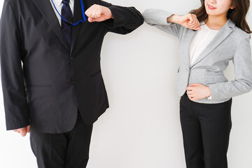 新しい生活様式の握手をするビジネスパーソン