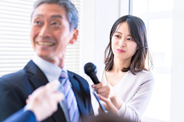 インタビュー取材をする女性アナウンサー