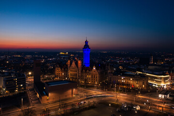 Obraz premium Neues Rathaus Leipzig bei Nacht mit Blauer Beleuchtung im Gedanken für die Ukraine 