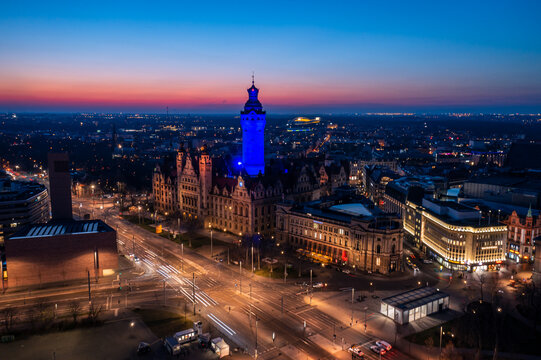 Neues Rathaus Leipzig bei Nacht mit Blauer Beleuchtung im Gedanken f&uuml;r die Ukraine. 