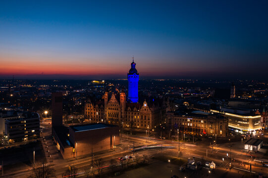 Neues Rathaus Leipzig bei Nacht mit Blauer Beleuchtung im Gedanken f&uuml;r die Ukraine 