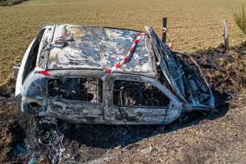 voiture incendiée dans un fossé suite a une sortie de route