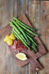 Green asparagus with Parma ham 