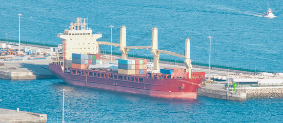 Buque porta contenedores amarrado en el puerto gallego de Vigo, España