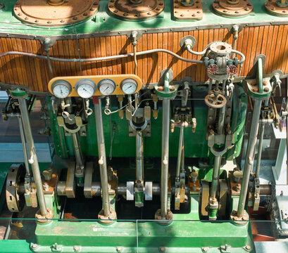 Motor diesel para embarcaciones navales en el museo mar&iacute;timo de Vigo, Espa&ntilde;a