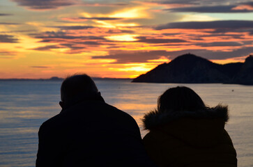 Pareja contemplando atardecer en Benidorm
