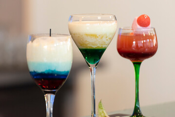 Gros Plan de cocktails colorés et créatifs. Détail