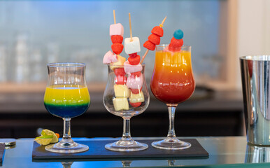 Trio de boissons colorées service au bar d'un restaurant