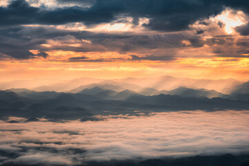 Obraz premium Beautiful dramatic sunrise shining on mountain with foggy in the valley at national park