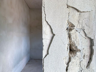 cracked concrete pillar of house that was being built was caused by mistake of plasterer, cement...