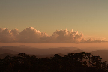 Obraz premium sunset with mountains in the background