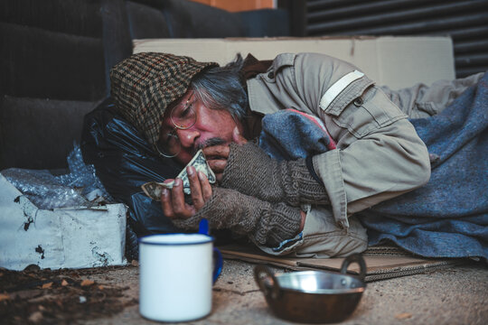 Someone is giving e few dollars to homeless man