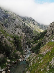 La ruta hacia Bulnes en plenos Picos de Europa, España.