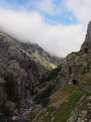 La ruta hacia Bulnes en plenos Picos de Europa, España.