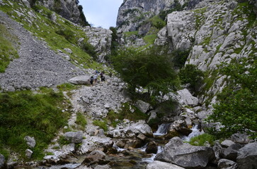 La ruta hacia Bulnes en plenos Picos de Europa, España.