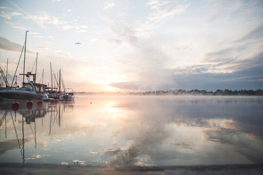 Fototapeta Wschód słońca na Mazurach, żagle o poranku