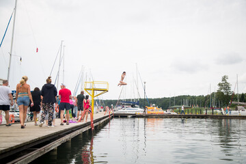 skoki do wody, port z platformą do skakania