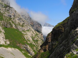 La ruta hacia Bulnes en plenos Picos de Europa, España.