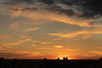 Atardecer nuboso sobre ciudad